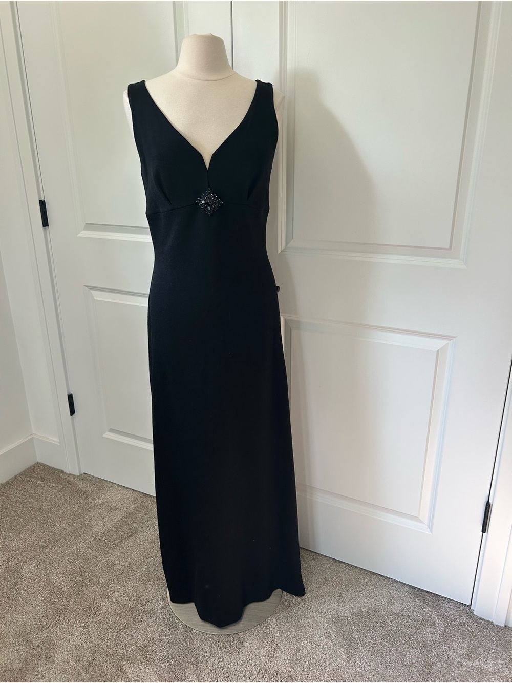 ST JOHN EVENING sz 10 Black Santana Long Sleeveless Dress with Pin